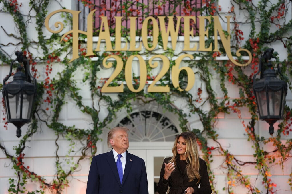 萬聖節| 特朗普夫婦白宮派糖玩Trick or treat (AP)