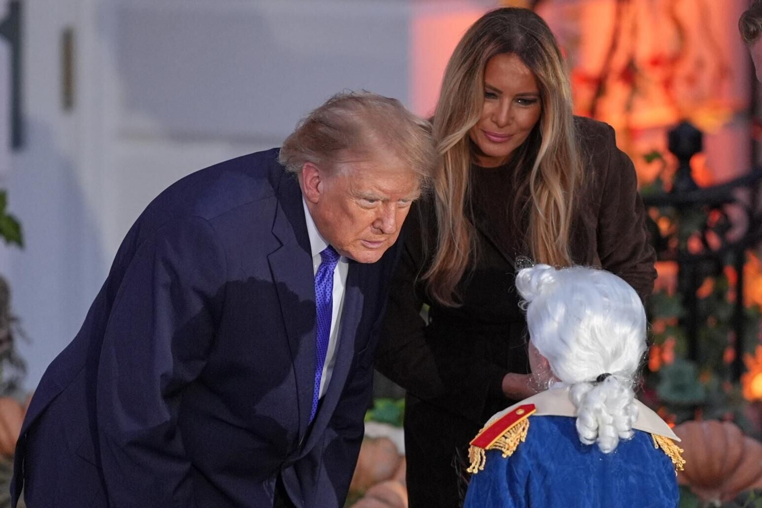 萬聖節|兒童穿著各式萬聖節服裝,與特朗普婦玩Trick or treat(AP)