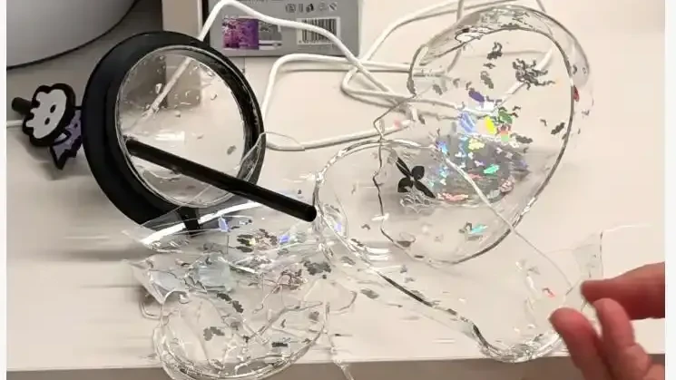 不過多名消費者反映活動推出的水杯「輕輕一碰就碎」。(山西晚報)