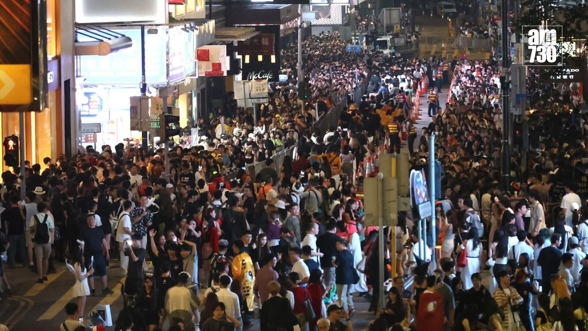萬聖節周末，中環蘭桂坊及附近一帶入夜後人頭湧湧，多條街道劃為行人專用區，大批警員在場維持秩序(林俊源攝)