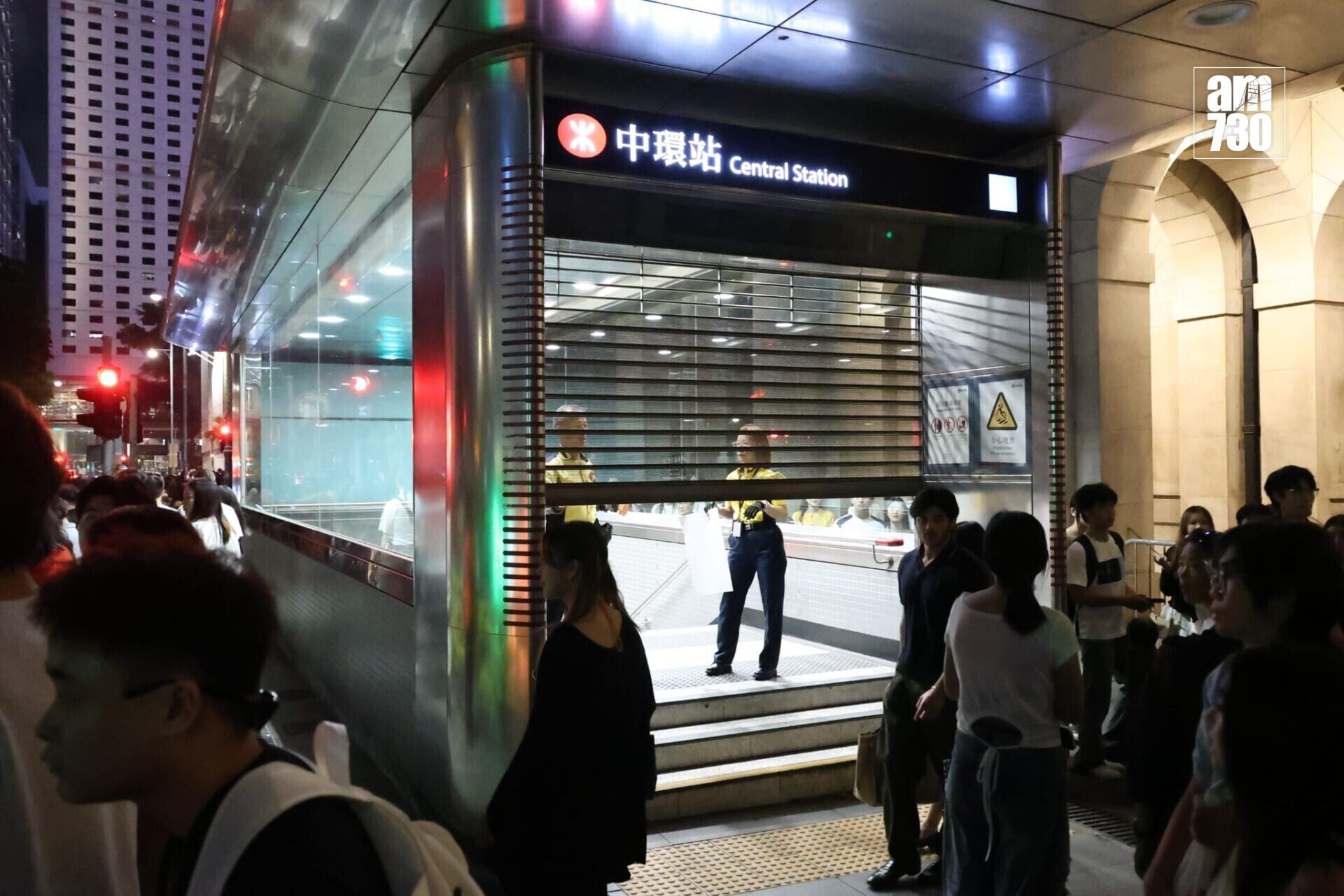 萬聖節周末,中環蘭桂坊及附近一帶入夜後人頭湧湧,多條街道劃為行人專用區,大批警員在場維持秩序(林俊源攝)