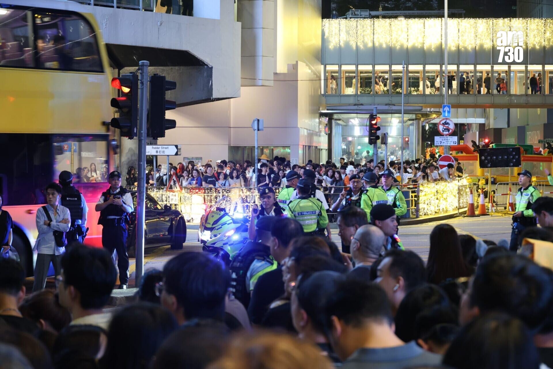 萬聖節周末,中環蘭桂坊及附近一帶入夜後人頭湧湧,多條街道劃為行人專用區,大批警員在場維持秩序(林俊源攝)