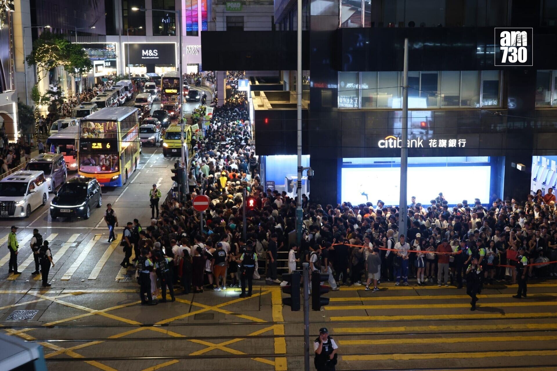萬聖節周末,中環蘭桂坊及附近一帶入夜後人頭湧湧,多條街道劃為行人專用區,大批警員在場維持秩序(林俊源攝)