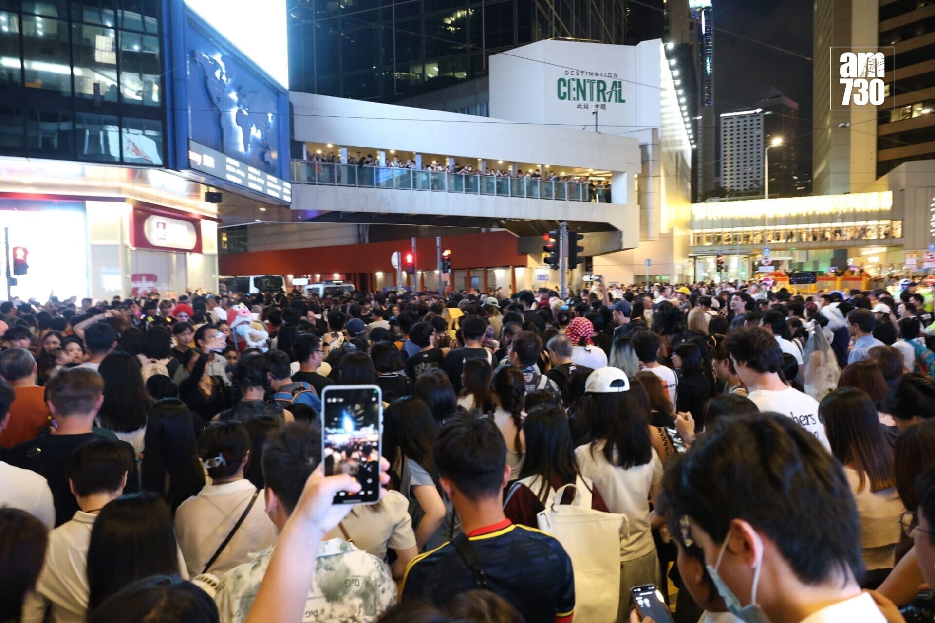 萬聖節周末,中環蘭桂坊及附近一帶入夜後人頭湧湧,多條街道劃為行人專用區,大批警員在場維持秩序(林俊源攝)