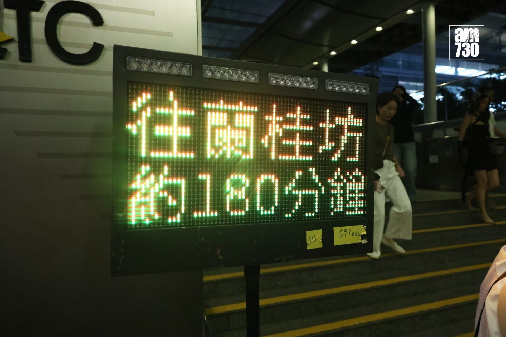 萬聖節周末,中環蘭桂坊及附近一帶入夜後人頭湧湧,多條街道劃為行人專用區,大批警員在場維持秩序(林俊源攝)