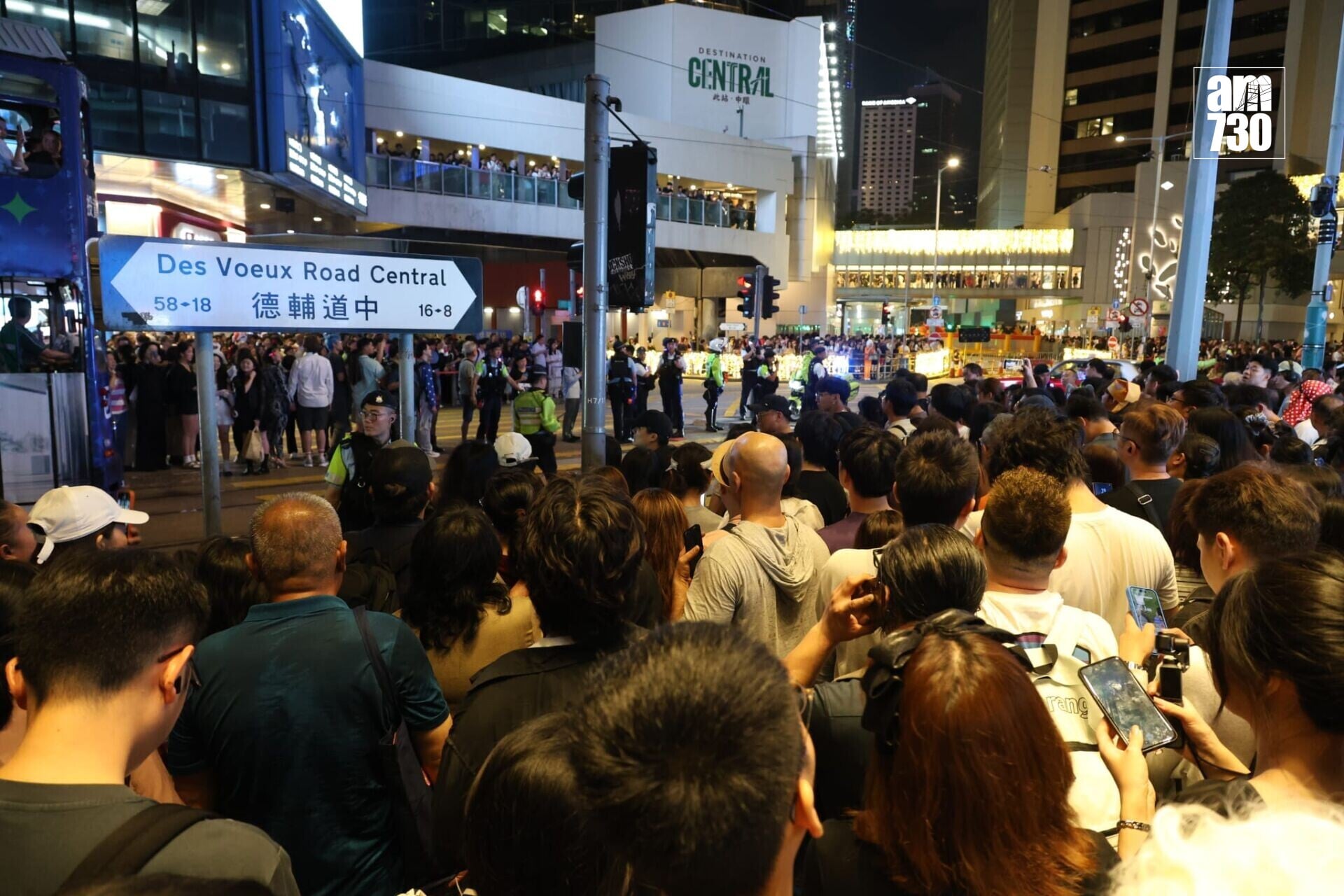 萬聖節周末,中環蘭桂坊及附近一帶入夜後人頭湧湧,多條街道劃為行人專用區,大批警員在場維持秩序(林俊源攝)