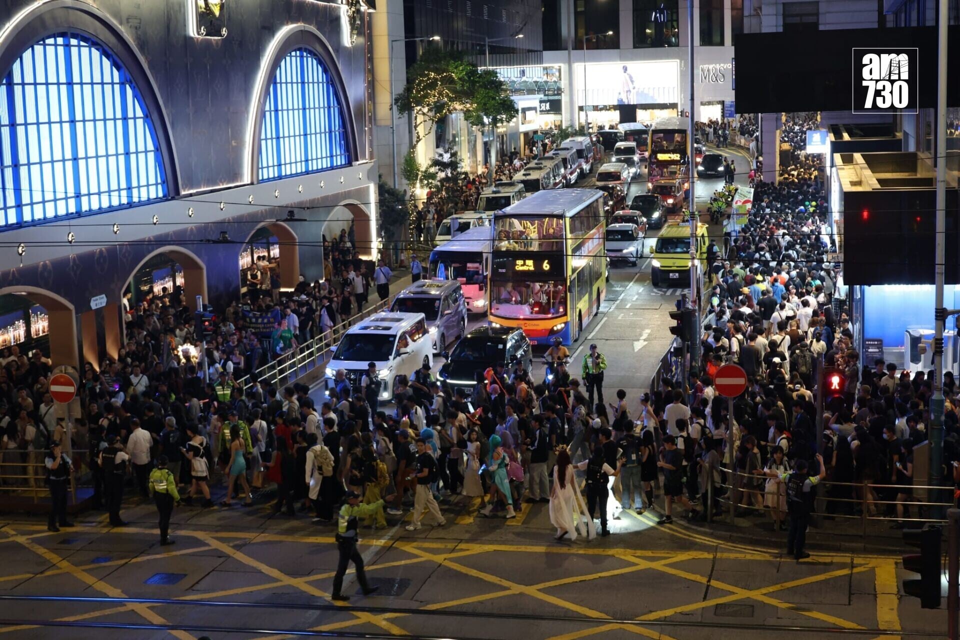 萬聖節周末,中環蘭桂坊及附近一帶入夜後人頭湧湧,多條街道劃為行人專用區,大批警員在場維持秩序(林俊源攝)