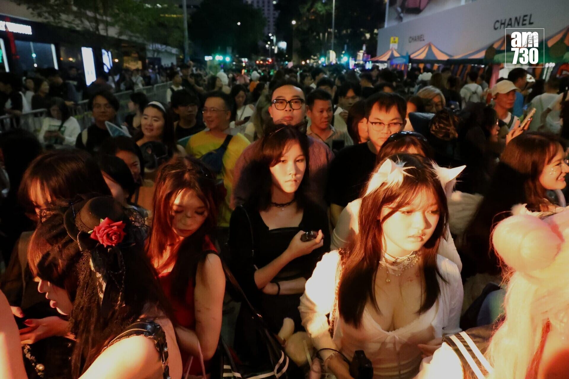 萬聖節周末,中環蘭桂坊及附近一帶入夜後人頭湧湧,多條街道劃為行人專用區,大批警員在場維持秩序(林俊源攝)