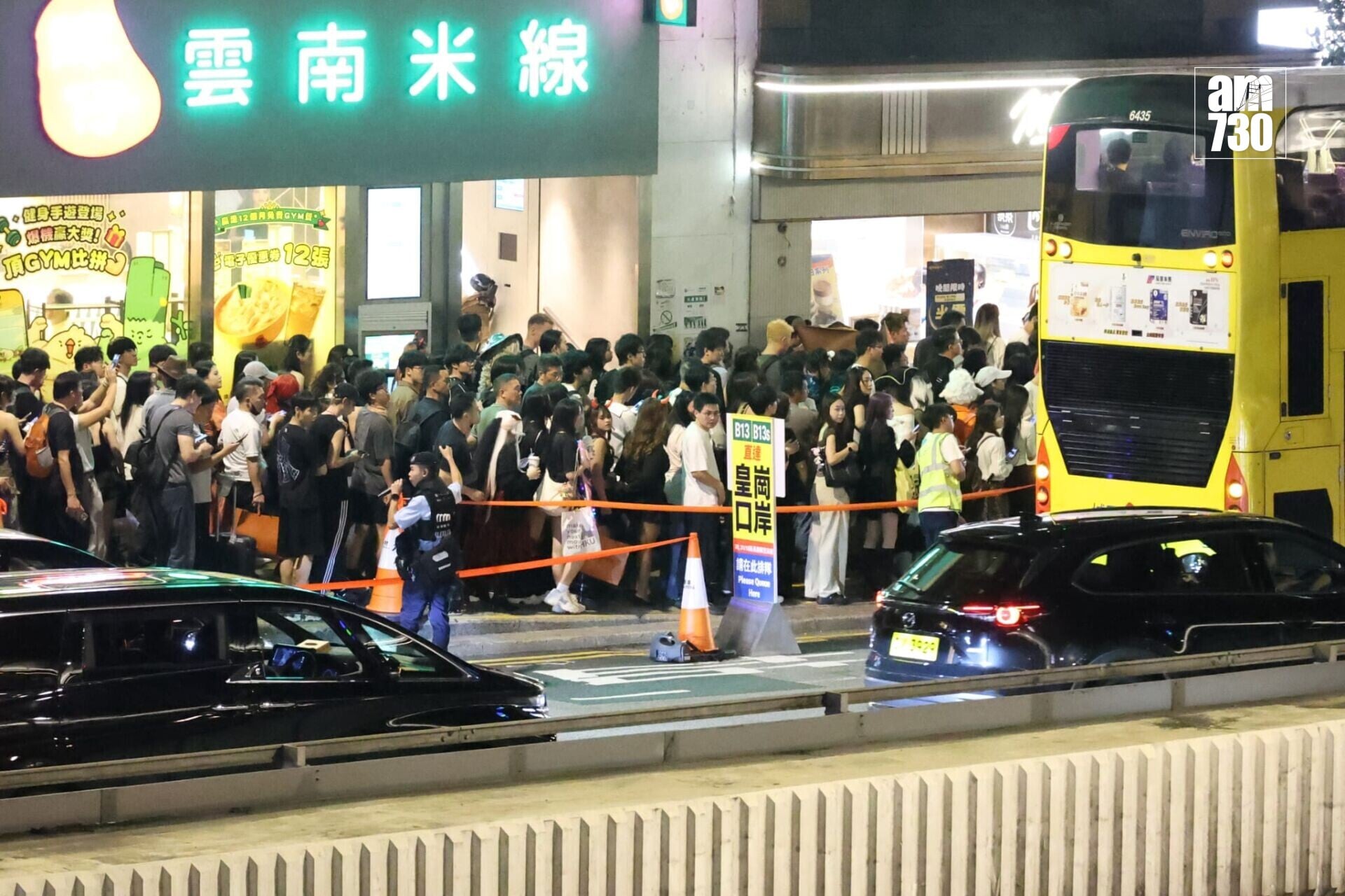萬聖節周末,中環蘭桂坊及附近一帶入夜後人頭湧湧,多條街道劃為行人專用區,大批警員在場維持秩序(林俊源攝)