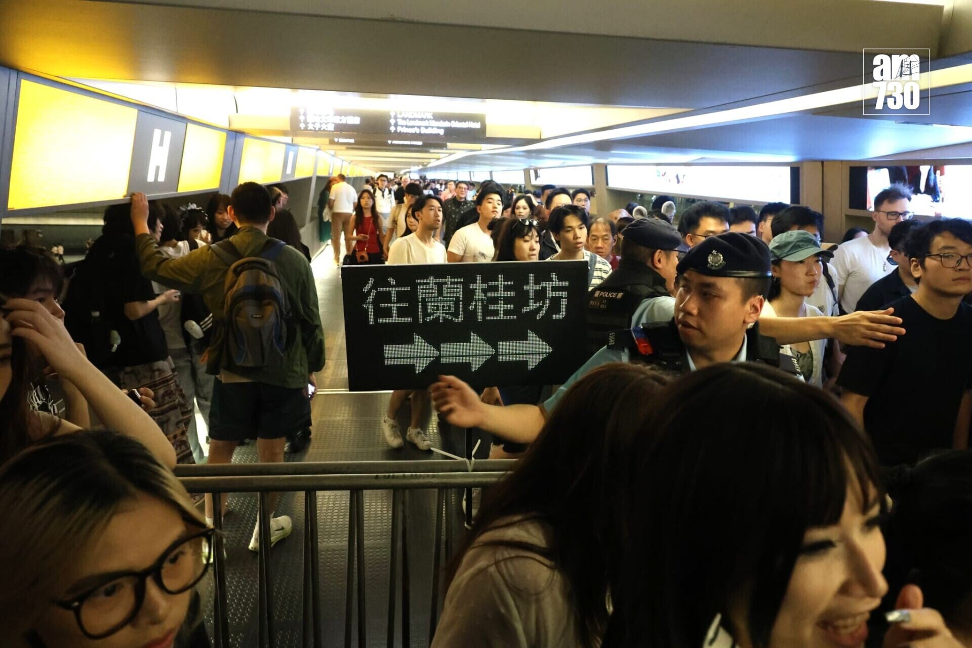 萬聖節周末,中環蘭桂坊及附近一帶入夜後人頭湧湧,多條街道劃為行人專用區,大批警員在場維持秩序(林俊源攝)