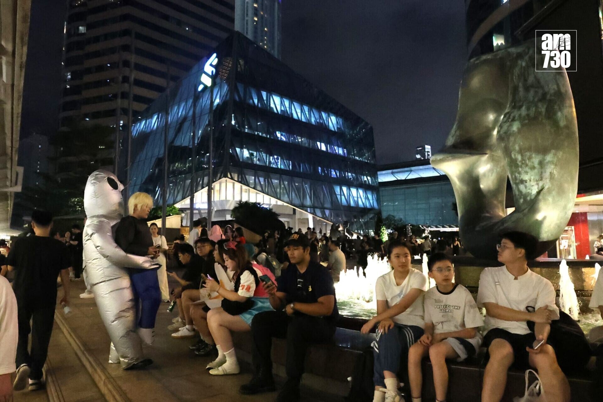 萬聖節周末,中環蘭桂坊及附近一帶入夜後人頭湧湧,多條街道劃為行人專用區,大批警員在場維持秩序(林俊源攝)