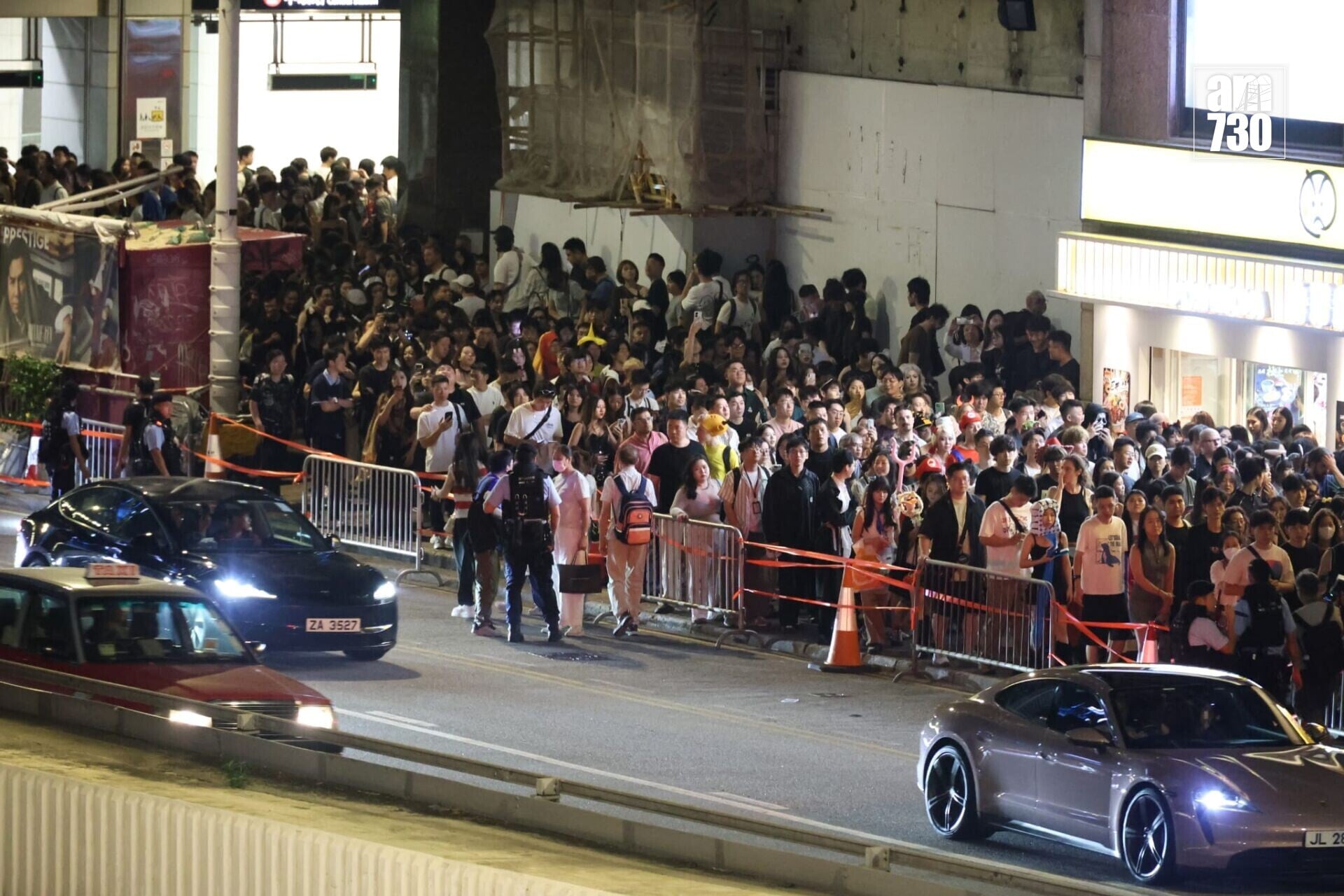 萬聖節周末,中環蘭桂坊及附近一帶入夜後人頭湧湧,多條街道劃為行人專用區,大批警員在場維持秩序(林俊源攝)
