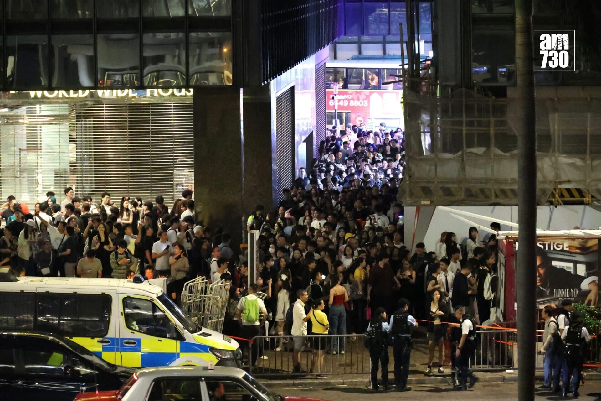 萬聖節周末,中環蘭桂坊及附近一帶入夜後人頭湧湧,多條街道劃為行人專用區,大批警員在場維持秩序(林俊源攝)