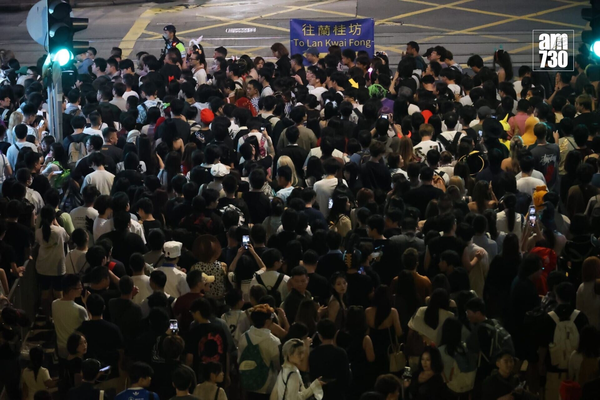 萬聖節周末,中環蘭桂坊及附近一帶入夜後人頭湧湧,多條街道劃為行人專用區,大批警員在場維持秩序(林俊源攝)