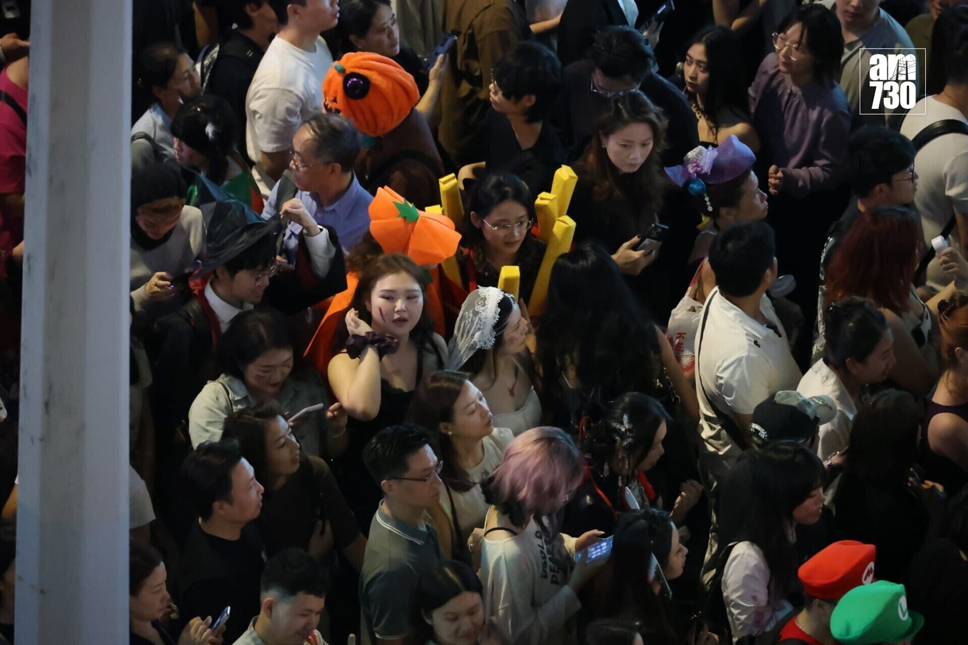 萬聖節周末,中環蘭桂坊及附近一帶入夜後人頭湧湧,多條街道劃為行人專用區,大批警員在場維持秩序(林俊源攝)