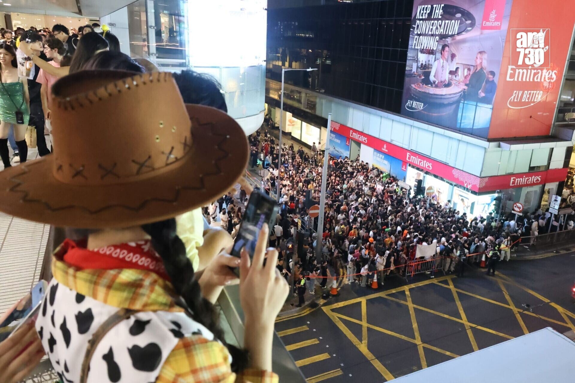 萬聖節周末,中環蘭桂坊及附近一帶入夜後人頭湧湧,多條街道劃為行人專用區,大批警員在場維持秩序(林俊源攝)