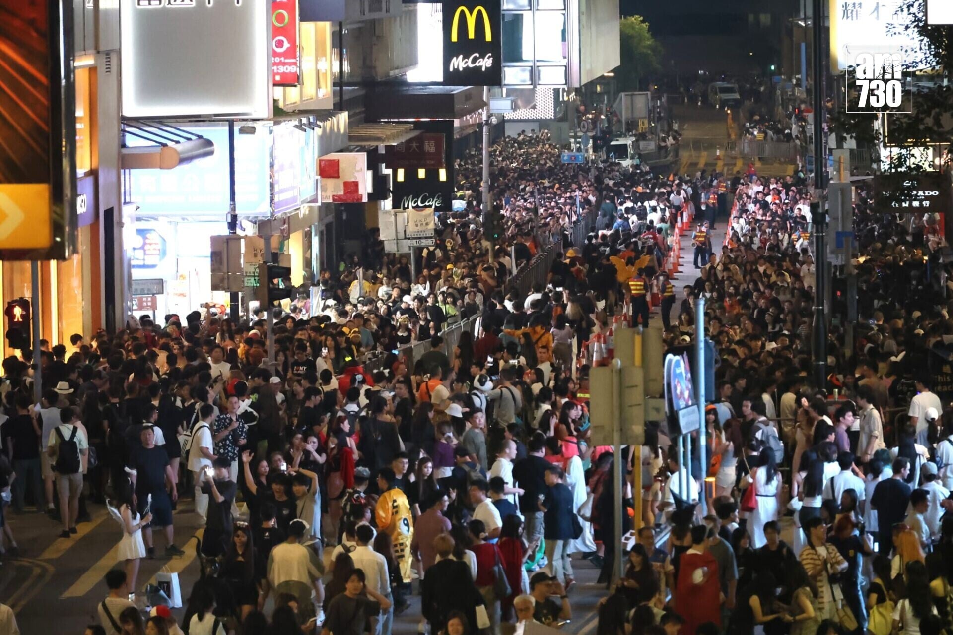 萬聖節周末,中環蘭桂坊及附近一帶入夜後人頭湧湧,多條街道劃為行人專用區,大批警員在場維持秩序(林俊源攝)