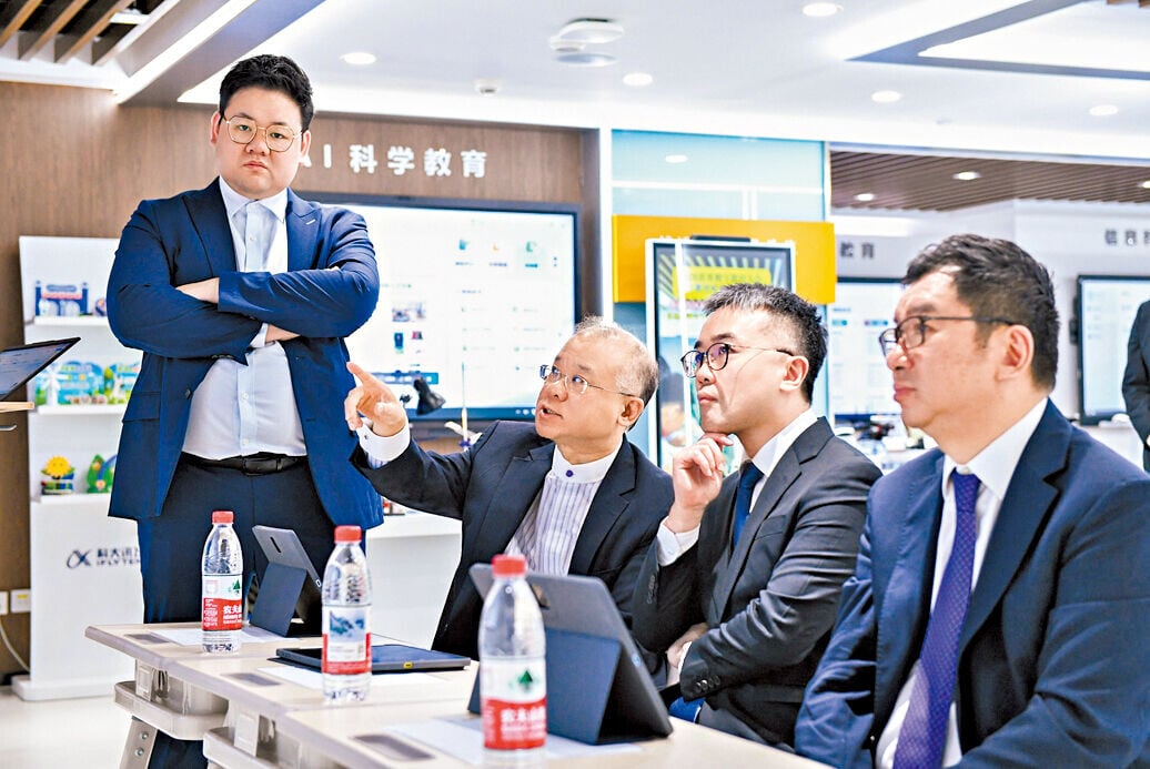 參觀位於合肥的科大訊飛總部。