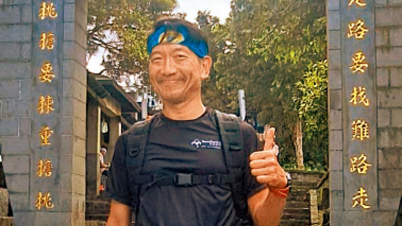 走過硬漢嶺牌樓。