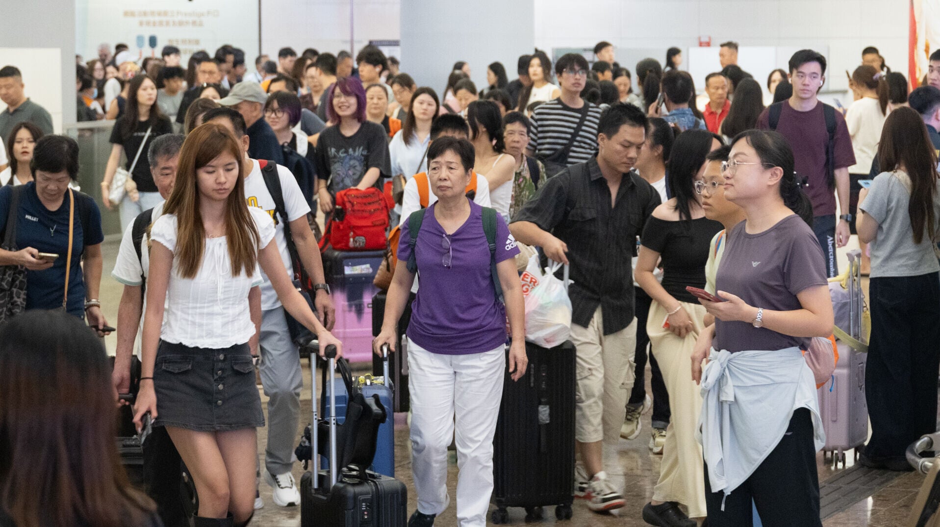 1012 LAI 202601001SOB 國慶日高鐵站旅客訪港配相 12