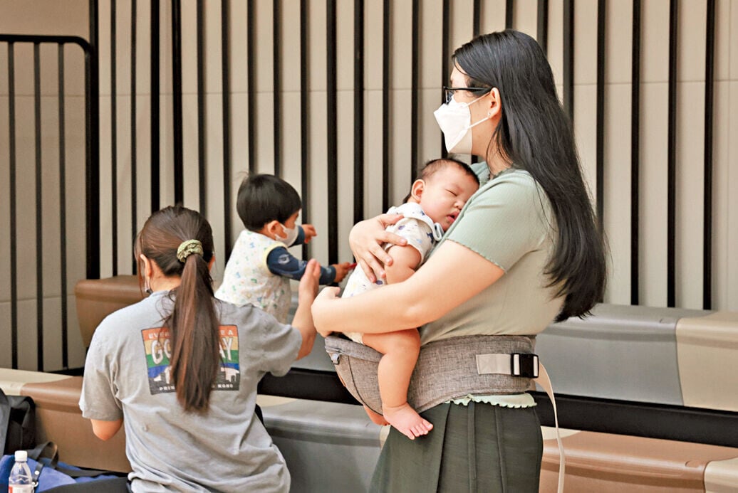 女性教育與勞動參與提高使生養孩子的時間機會成本大幅上升。(中通社)