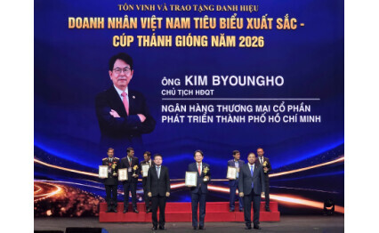 HDBank 董事長 Kim Byoungho 憑藉 2021 年至 2025 年間的表現，入選越南十大傑出商界領袖，並於 10 月 11 日在河內獲越南工商會頒發「傑出越南企業家」聖揀盃。（ 照片由 HDBank 提供）