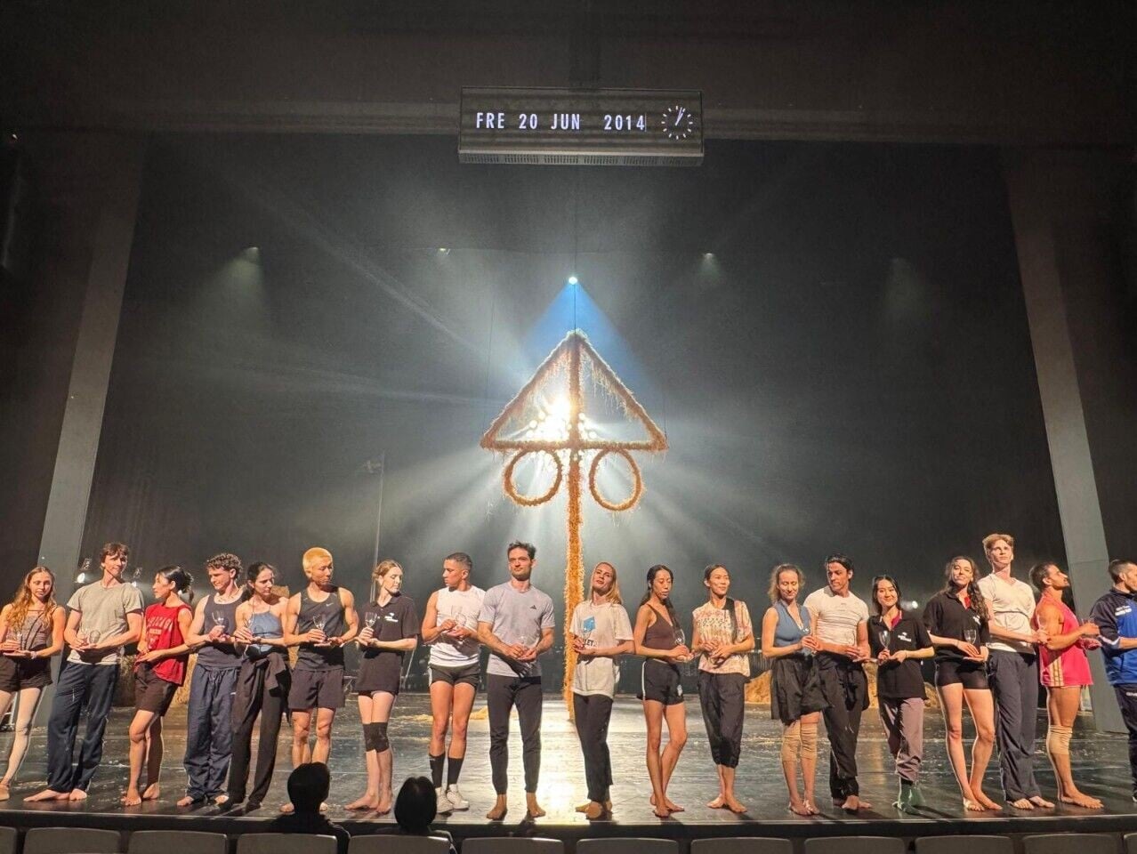 「2014年6月20日Fri 1 am」高掛舞台上,牽引着白夜之瘋狂。9 KakaoTalk 20261026 211733504 09