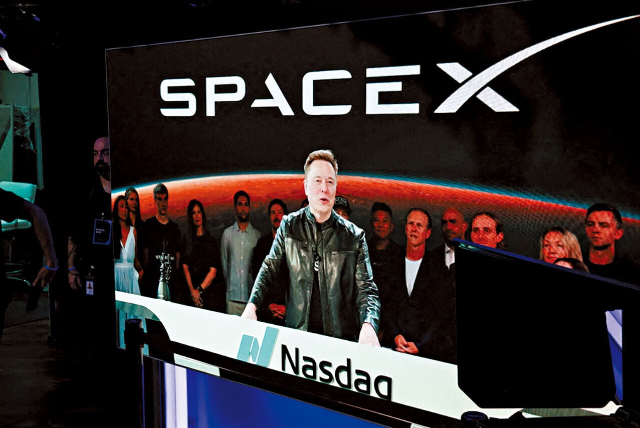 Tesla與SpaceX正式研究合併的可能性。(路透社)