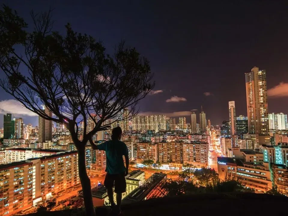 嘉頓山日落不止香港人,不少外國人也專程到訪(旅發局)