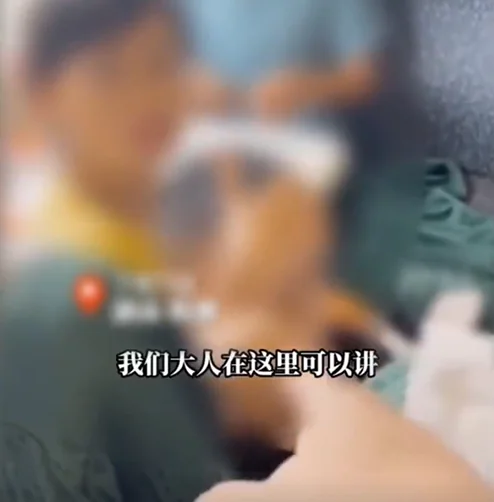 內地男坐火車被頑童扯髮彈頭殼　投訴反遭家長鬧：他是小孩，彈了又怎樣？