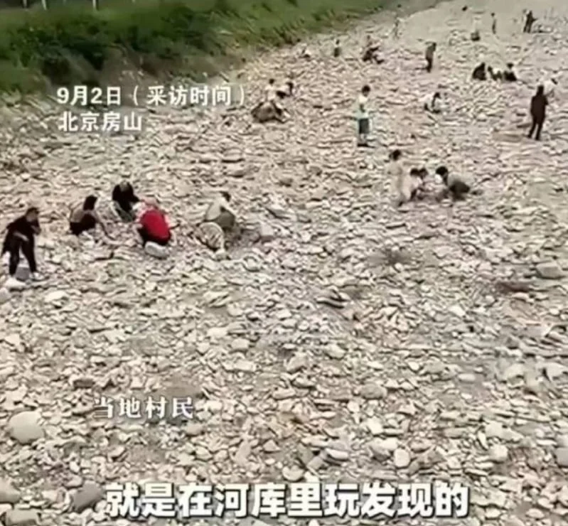 京暴雨｜洪水過後河道現「碎金」引上百村民搶撈　即場回收價每克100元（有片）
