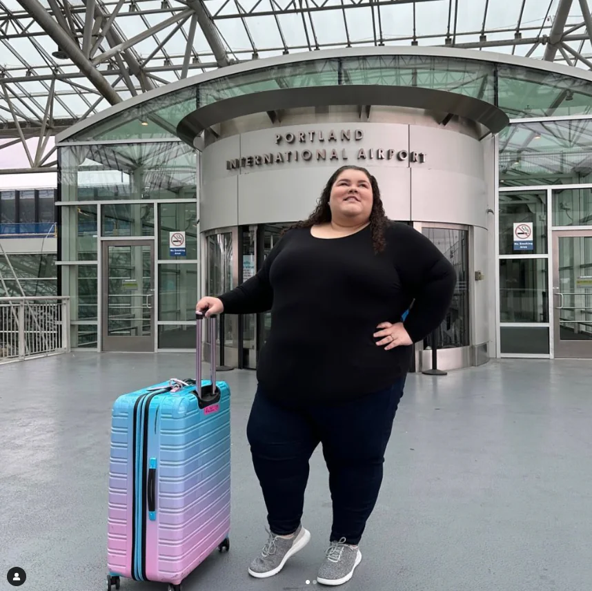 特大碼網紅買兩張機票想舒服坐堅拒讓座 網民：你好自私！