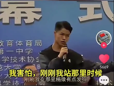 雲南中學生上台拎咪當眾轟校方　「有錢請無人機表演沒錢修宿舍」