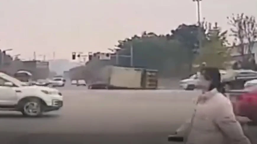 成都運土貨車翻側壓扁私家車　車內2人慘死