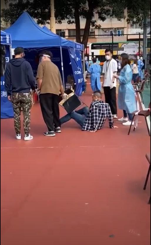 無戴口罩男子被一張摺櫈絆倒,跌倒地上。