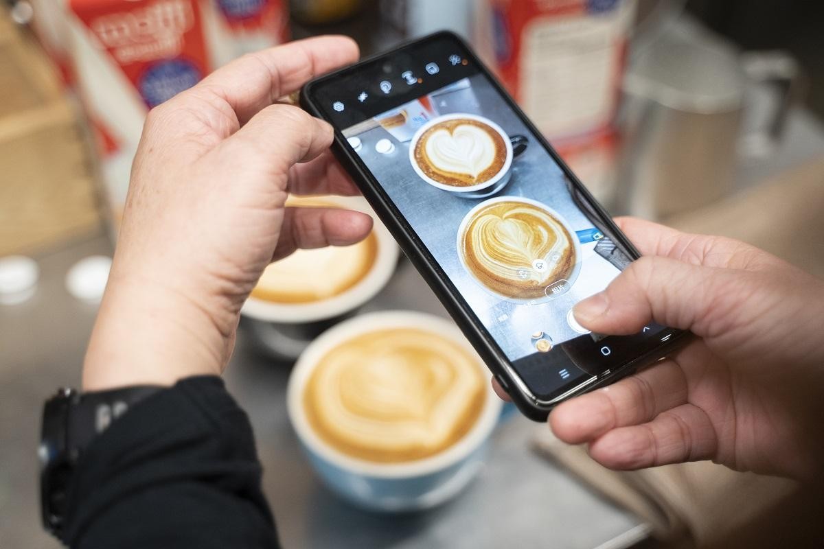 Ellis為練習作品拍照留念。(陳奕釗攝)