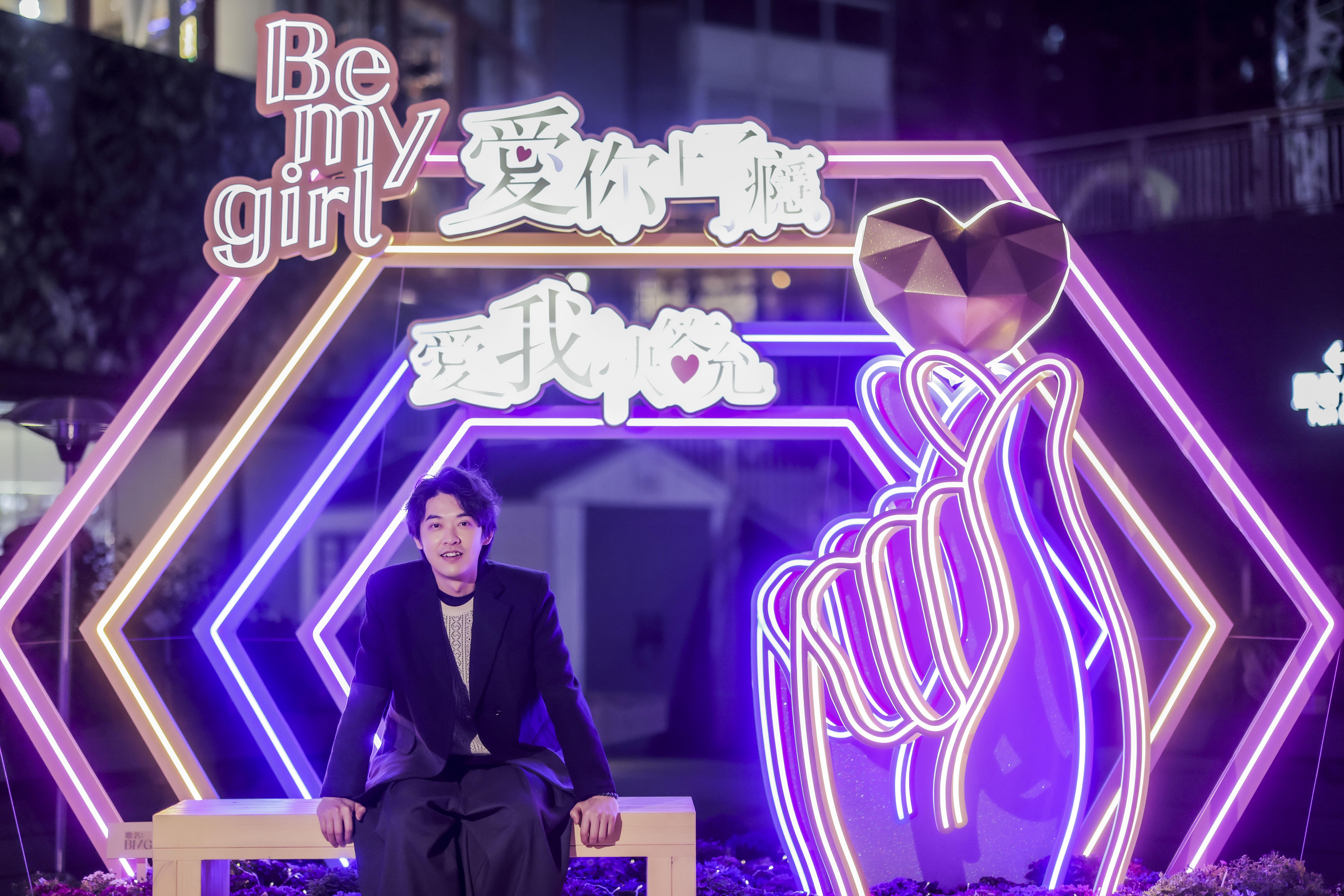 姜濤和Anson Lo合唱的《Be My Girl》亦是由Oscar填詞,其中兩句歌詞化成立體裝置。