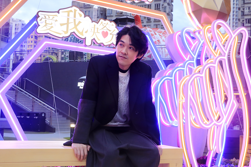 姜濤和Anson Lo合唱的《Be My Girl》亦是由Oscar填詞,其中兩句歌詞亦在裝置之列。