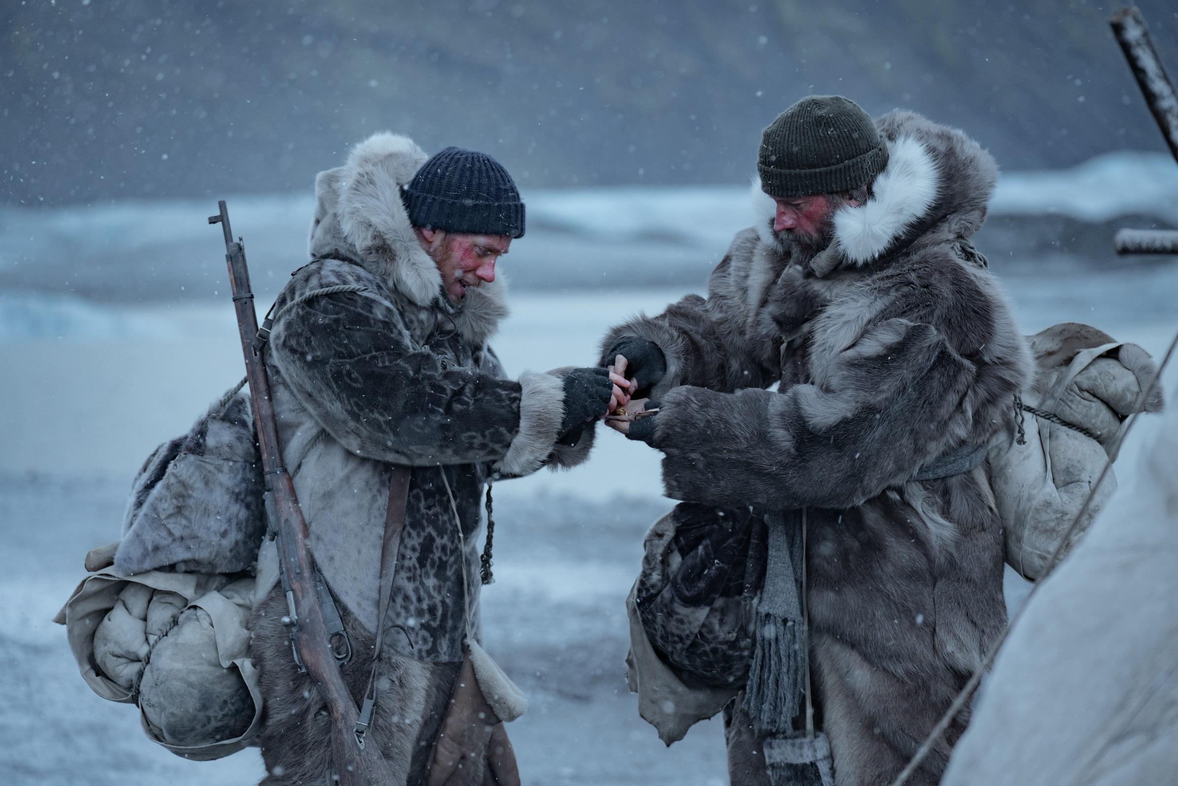 《霜雪極地》由《權力遊戲》演員Nikolaj Coster-Waldau和《Pinky Blinders》演員Joe Cole合演。
