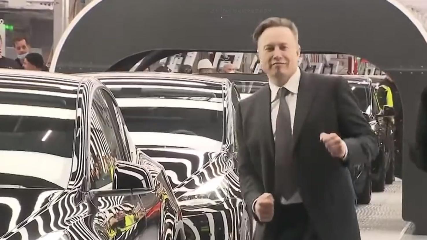 馬斯克表現興奮,更一度大展舞姿,並向航拍機展示。(Twitter)