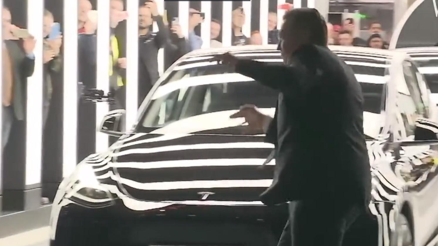 馬斯克表現興奮,更一度大展舞姿,並向航拍機展示。(Twitter)