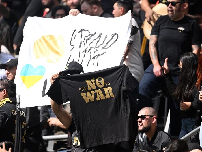 世界各地的比賽場地皆出現支持烏克蘭的標語。(路透社)