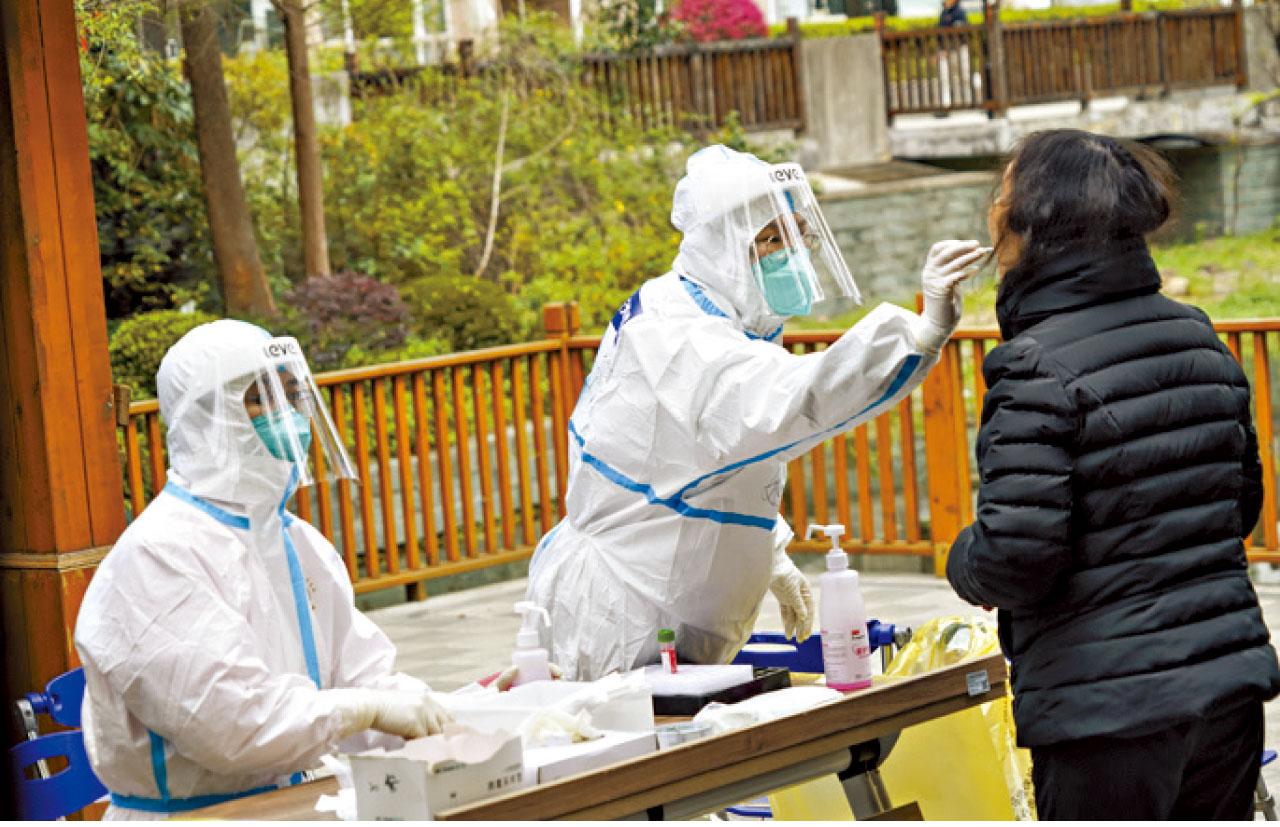 再創新高|逾半來自浦東新區 上海封控首日4477感染