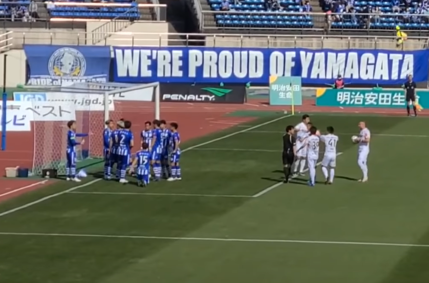 球證判罰一個間接自由球。(影片截圖)