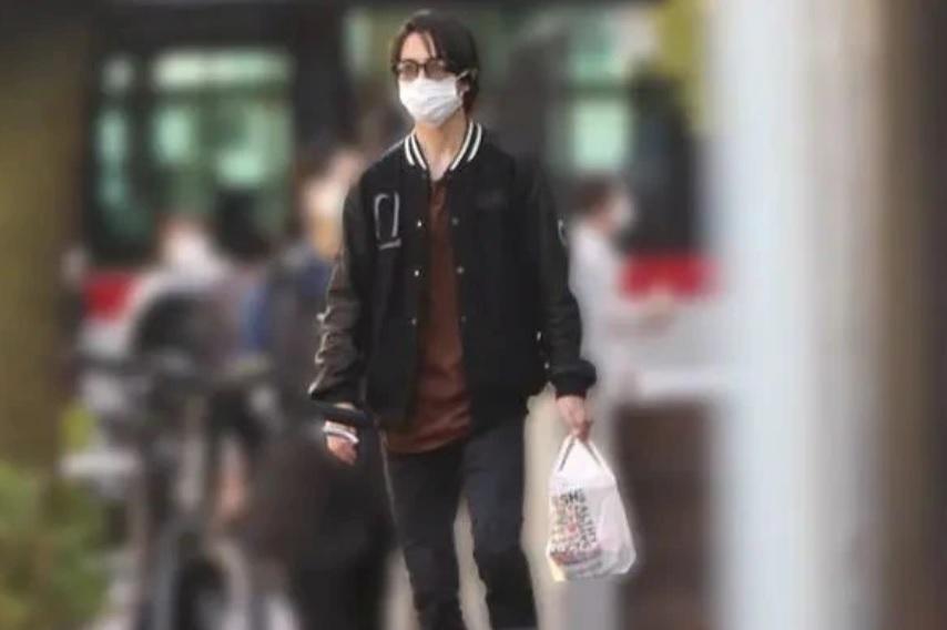 傳媒影到山P買了3盒價值400日圓的牛肉飯。