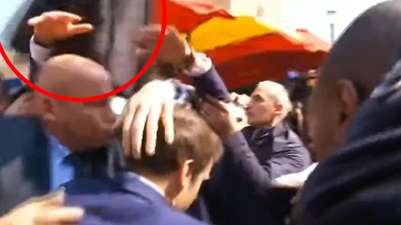 馬克龍險被民眾投擲的車厘茄擲中,在場保安一度開雨傘掩護。(Twitter)