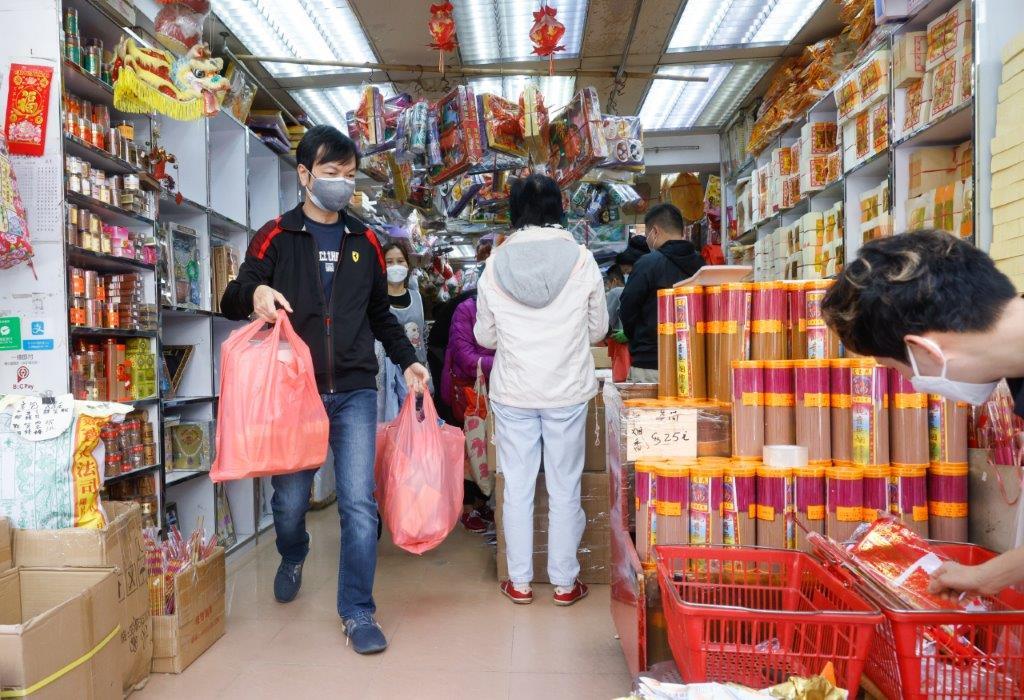 市民在清明前選購紙紮祭品,設計應有盡有。(蘇文傑攝)