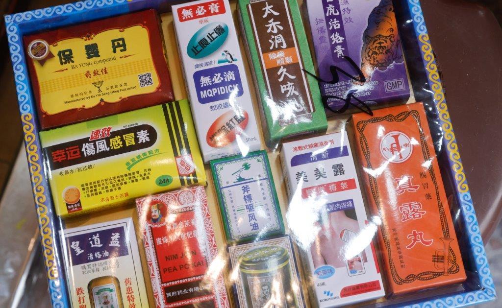 市民在清明前選購紙紮祭品,設計應有盡有。(蘇文傑攝)