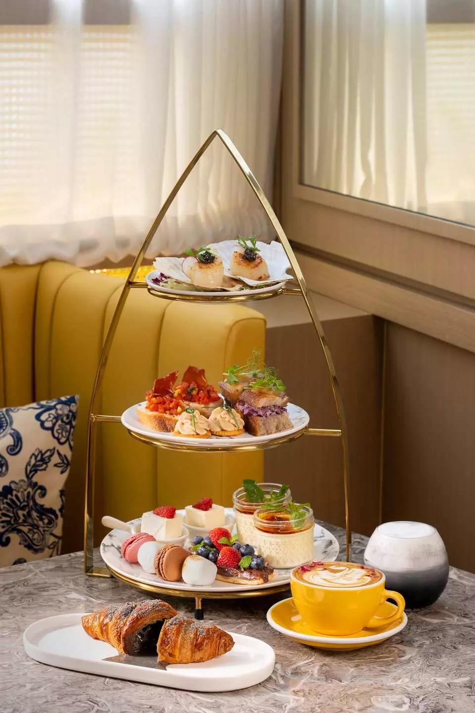 3層優閒法式下午茶套餐提供多款精緻鹹點及甜點。