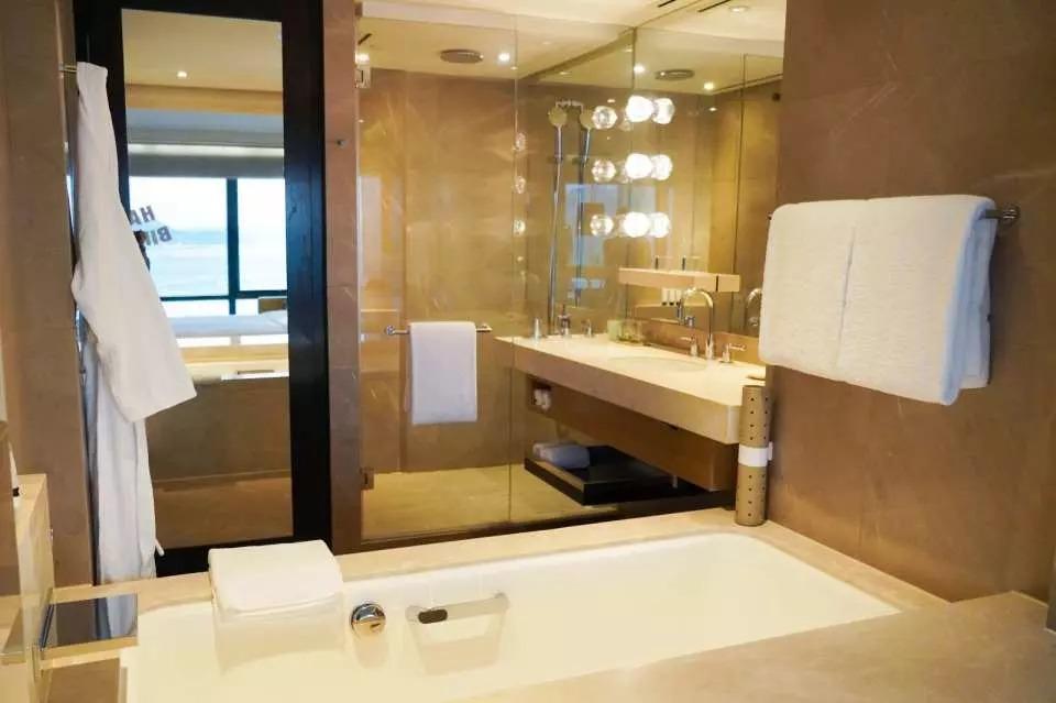 香港君悅酒店豪華海景客房 - 浴室